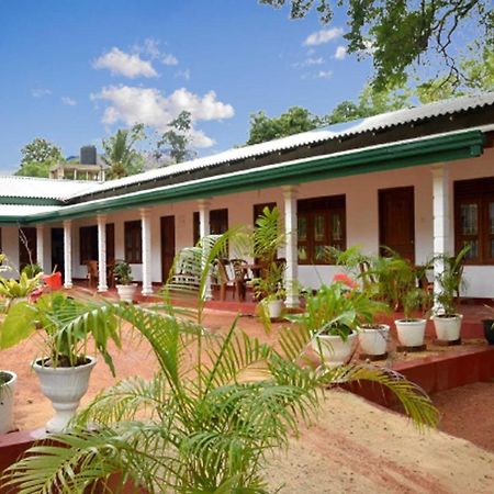 Dula Lake Resort Anuradhapura Buitenkant foto