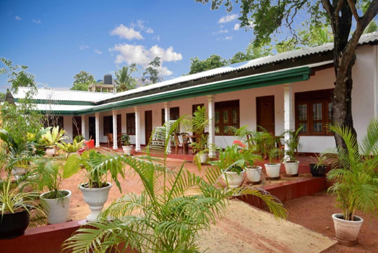 Dula Lake Resort Anuradhapura Buitenkant foto